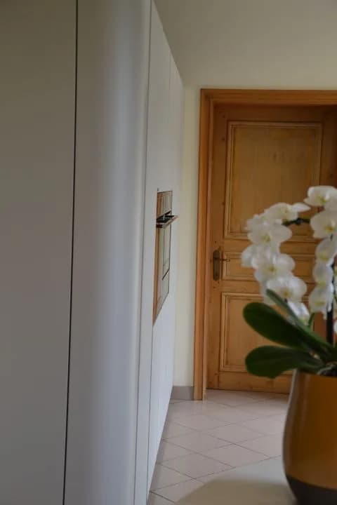 Cuisine blanche, mur ocre et pied bois, photo 11 sur 26