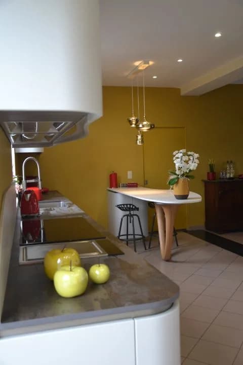 Cuisine blanche, mur ocre et pied bois, photo 12 sur 26