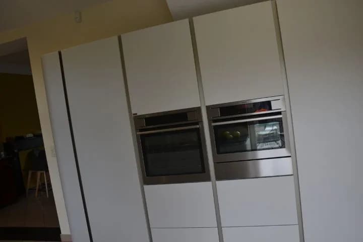 Cuisine blanche, mur ocre et pied bois, photo 13 sur 26