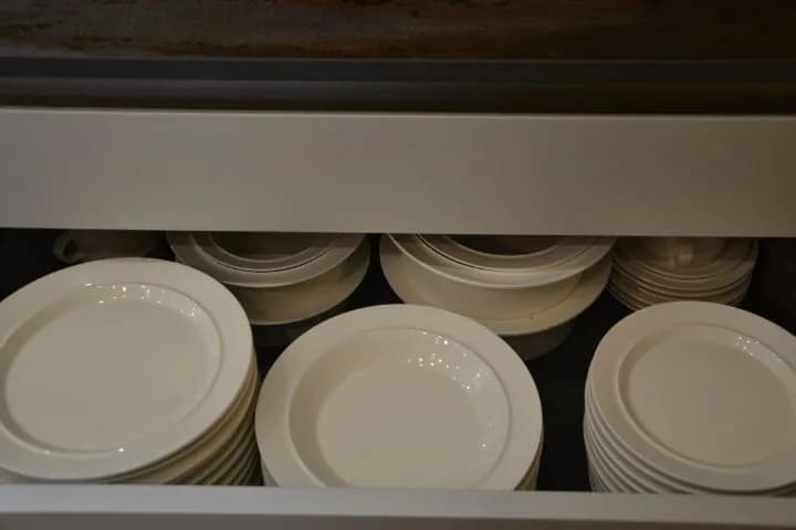 Cuisine blanche, mur ocre et pied bois, photo 15 sur 26