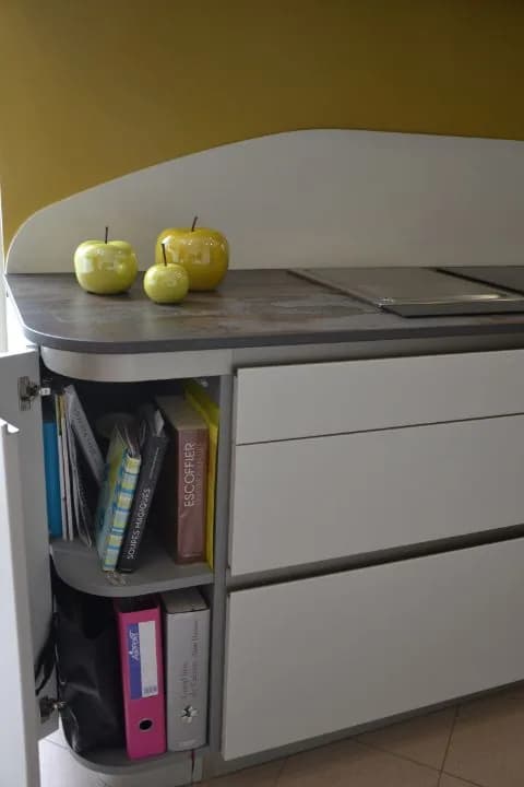 Cuisine blanche, mur ocre et pied bois, photo 20 sur 26