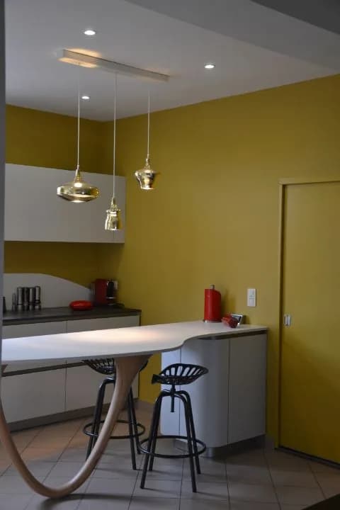 Cuisine blanche, mur ocre et pied bois, photo 22 sur 26