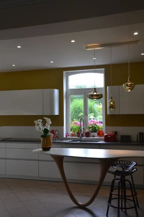Cuisine blanche, mur ocre et pied bois, photo 24 sur 26