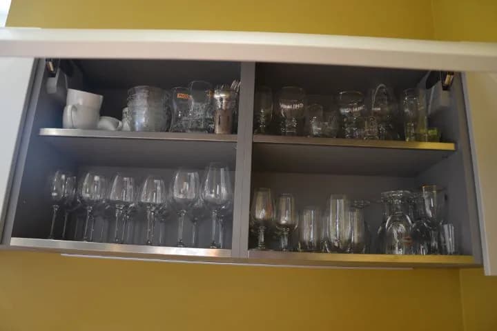 Cuisine blanche, mur ocre et pied bois, photo 25 sur 26