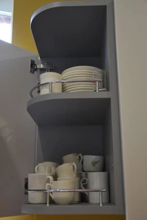 Cuisine blanche, mur ocre et pied bois, photo 26 sur 26