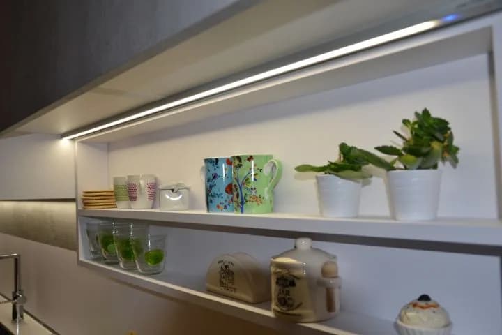 Cuisine blanche à niche lumineuse, photo 4 sur 5