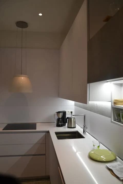 Cuisine blanche à niche lumineuse, photo 5 sur 5