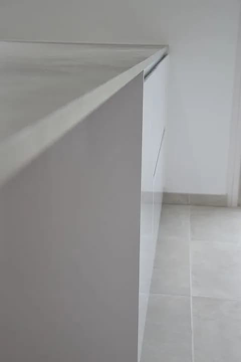Cuisine blanche et plan effet béton, photo 6 sur 17
