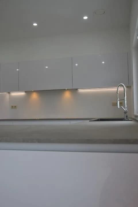 Cuisine blanche et plan effet béton, photo 8 sur 17