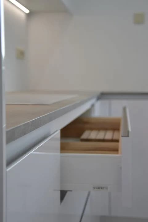 Cuisine blanche et plan effet béton, photo 12 sur 17