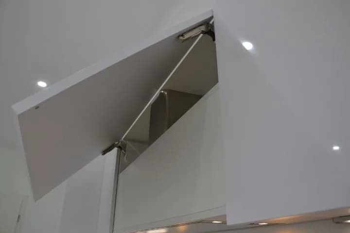 Cuisine blanche et plan effet béton, photo 15 sur 17