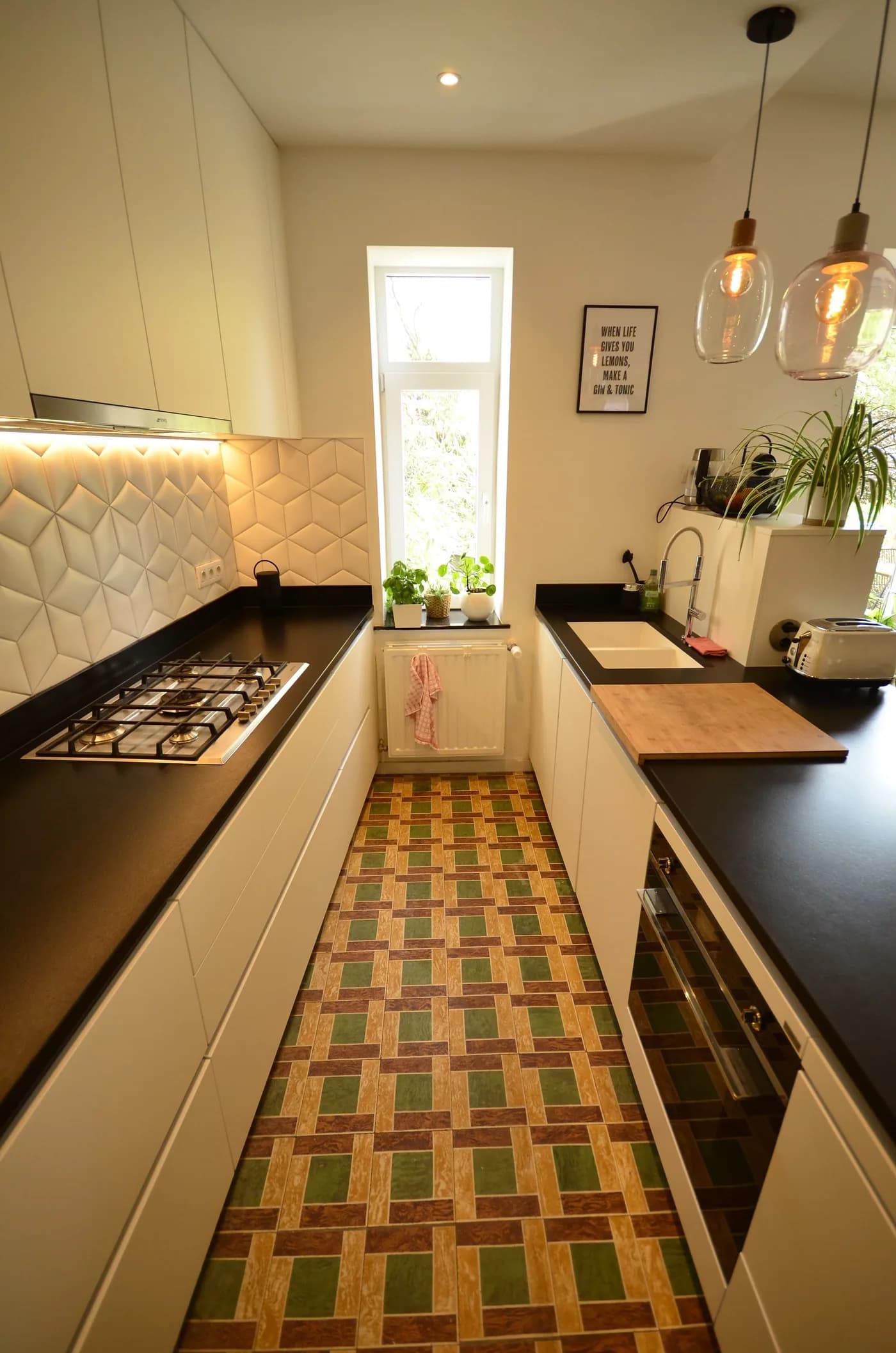 Cuisine blanche, plan noir et carreaux anciens, photo 2 sur 5