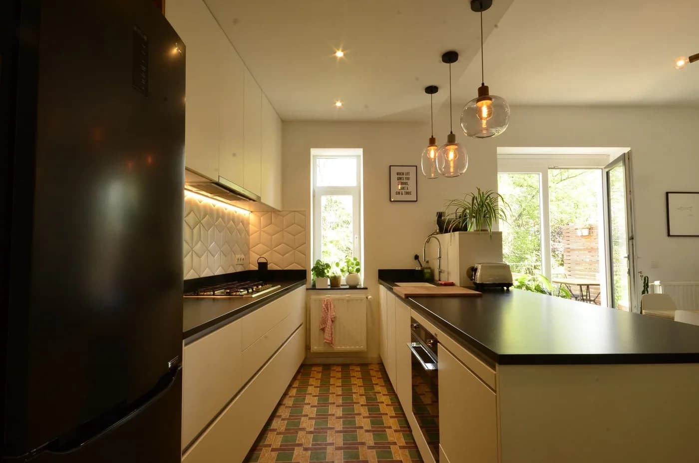 Cuisine blanche, plan noir et carreaux anciens, photo 1 sur 5