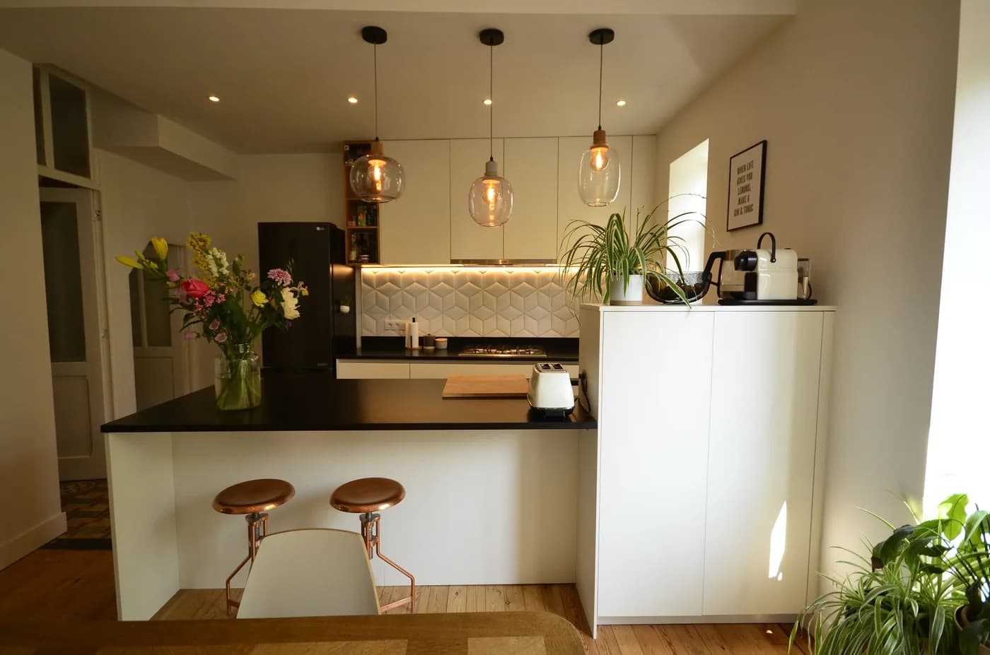 Cuisine blanche, plan noir et carreaux anciens, photo 3 sur 5