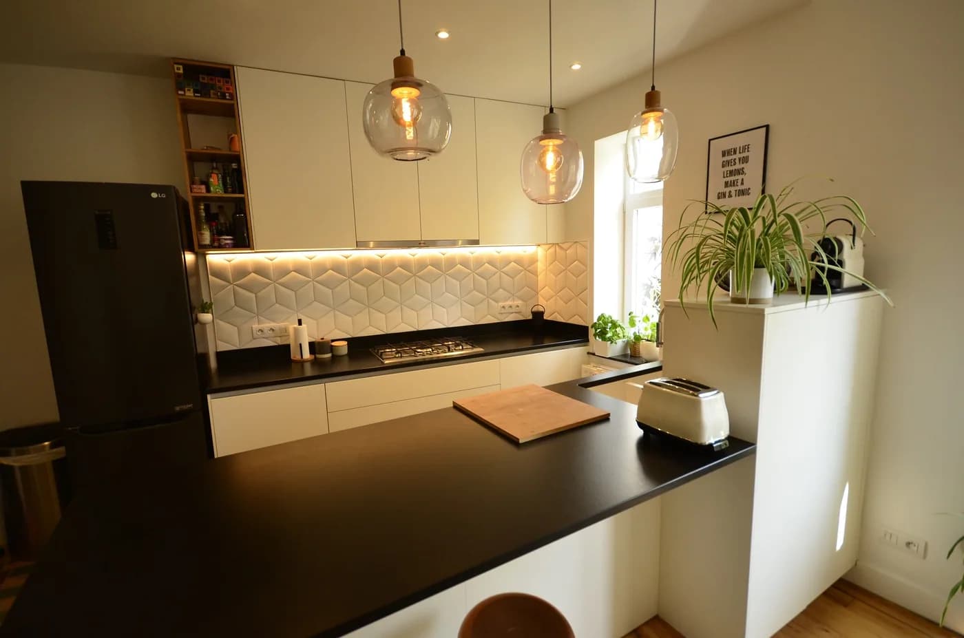 Cuisine blanche, plan noir et carreaux anciens, photo 4 sur 5