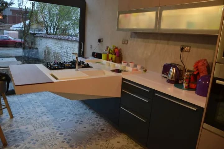 Cuisine bleu nuit sur carreaux de ciment, photo 5 sur 12