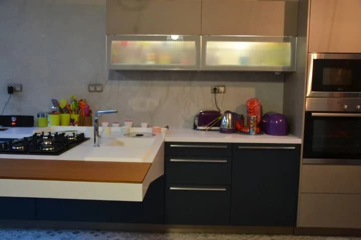 Cuisine bleu nuit sur carreaux de ciment, photo 7 sur 12