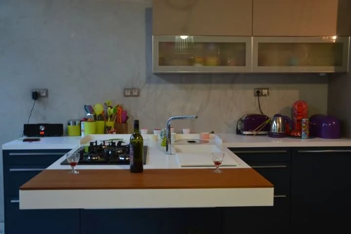 Cuisine bleu nuit sur carreaux de ciment, photo 9 sur 12