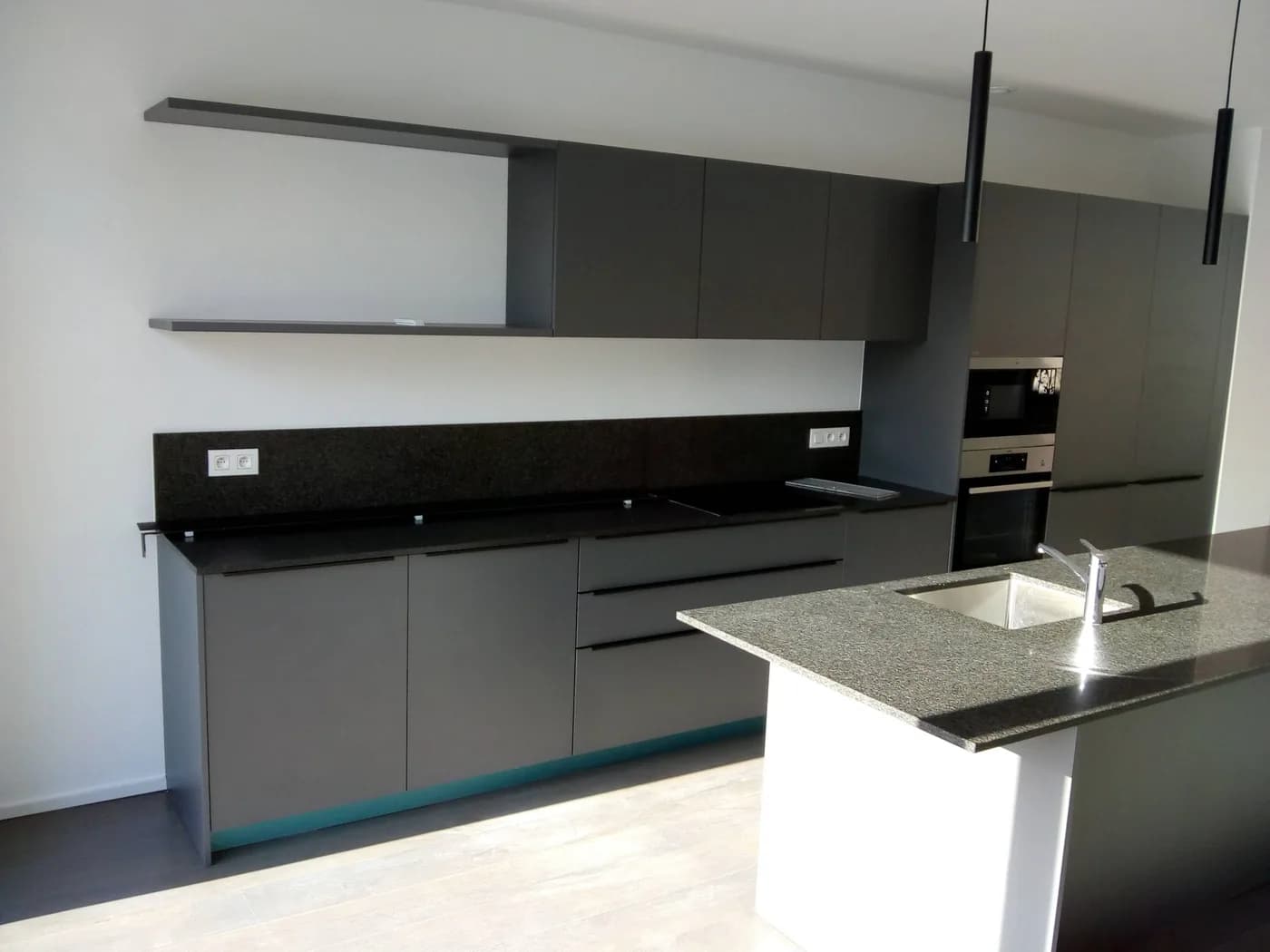 Cuisine grise, plan en pierre sombre, photo 1 sur 4