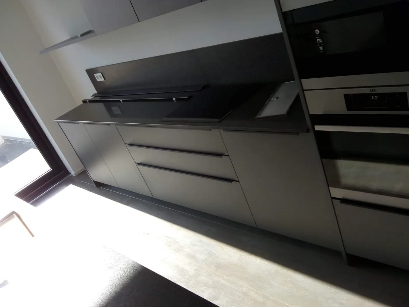 Cuisine grise, plan en pierre sombre, photo 3 sur 4