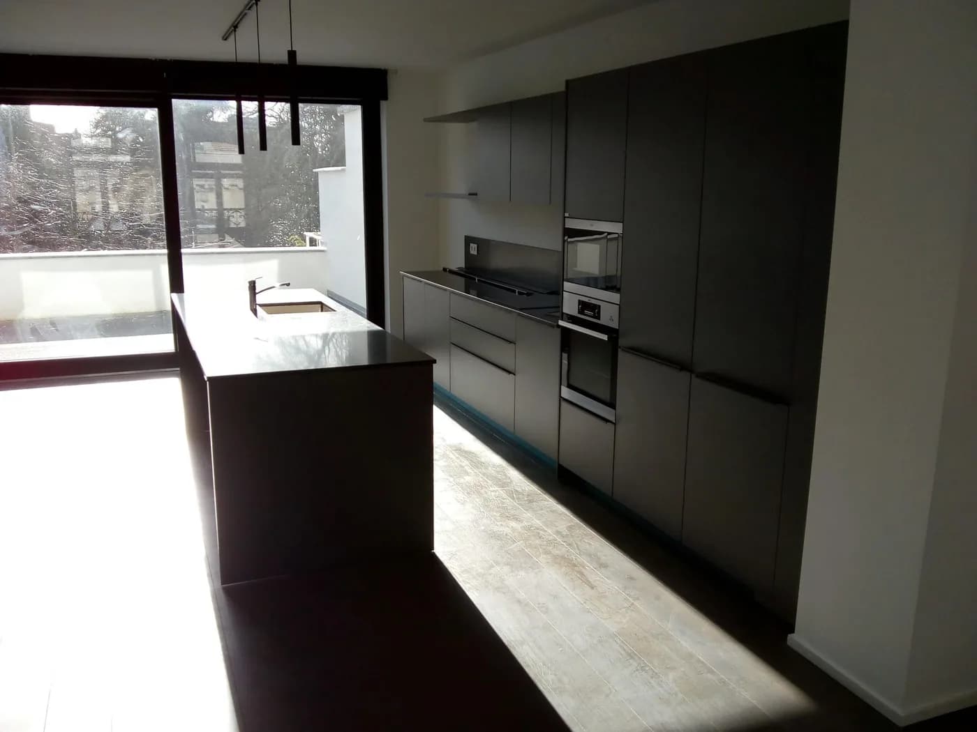 Cuisine grise, plan en pierre sombre, photo 4 sur 4