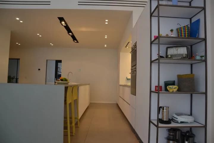 Cuisine à îlot et étagères métal, photo 1 sur 11