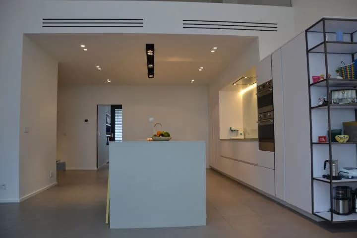 Cuisine à îlot et étagères métal, photo 8 sur 11