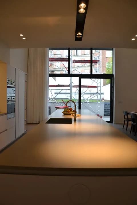 Cuisine à îlot et étagères métal, photo 10 sur 11