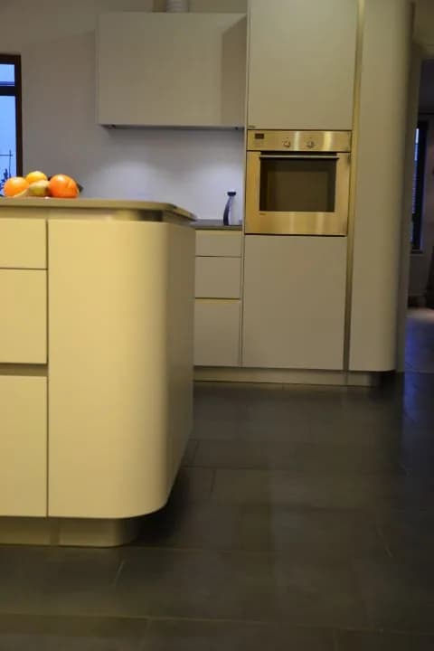 Cuisine ivoire aux lignes courbes, photo 2 sur 17