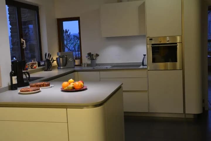 Cuisine ivoire aux lignes courbes, photo 1 sur 17