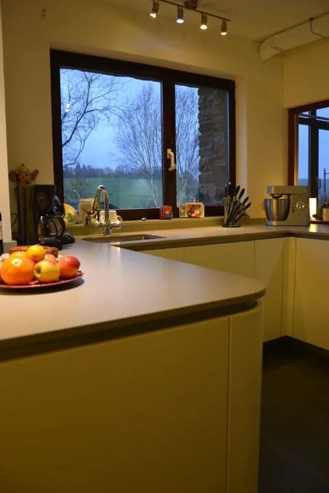 Cuisine ivoire aux lignes courbes, photo 3 sur 17