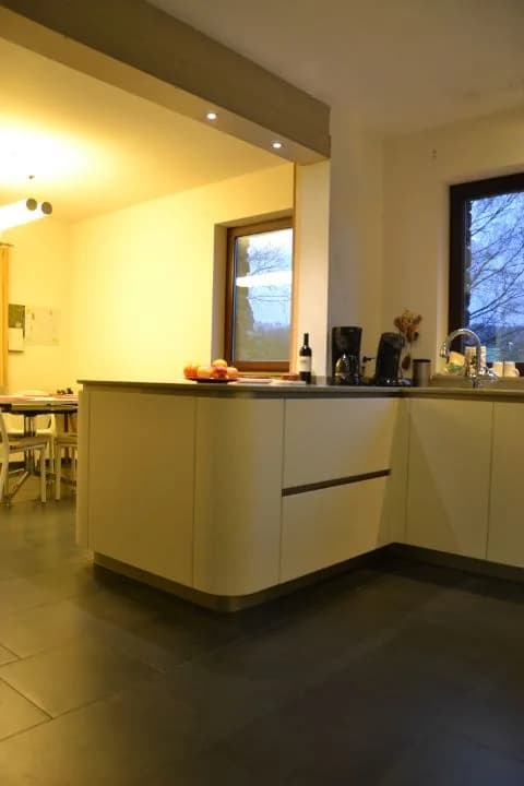 Cuisine ivoire aux lignes courbes, photo 4 sur 17