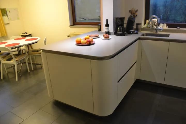 Cuisine ivoire aux lignes courbes, photo 13 sur 17