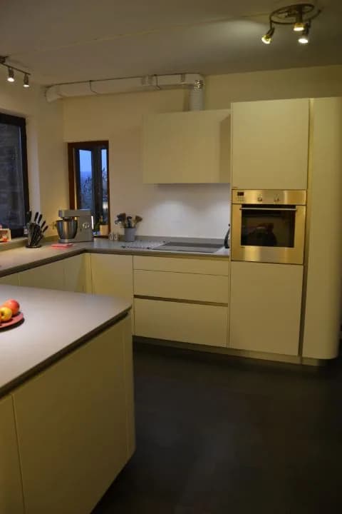 Cuisine ivoire aux lignes courbes, photo 15 sur 17