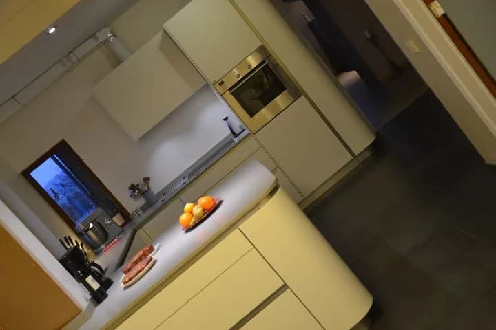 Cuisine ivoire aux lignes courbes, photo 16 sur 17