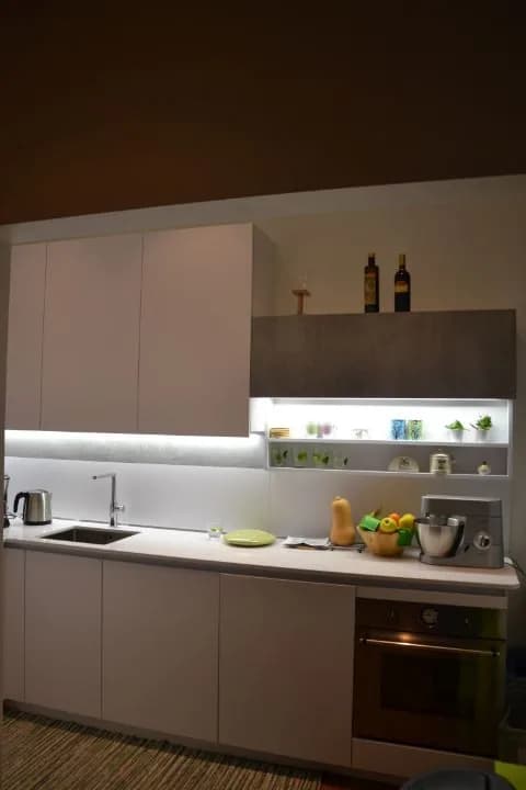 Cuisine taupe à étagère éclairée, photo 2 sur 3